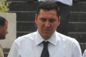 Otomobili u&ccedil;uruma s&uuml;rd&uuml;, eşi &ouml;ld&uuml; o beraat etti