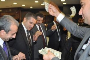 Bakanlar t&uuml;rk&uuml; s&ouml;yleyip halay &ccedil;ekti