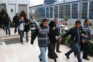 Kiraladıkları &ccedil;ocuklara hırsızlık yaptıran şebekeye su&ccedil;&uuml;st&uuml;