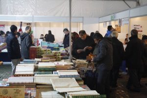 Yağmurdan ka&ccedil;an kitap fuarına sığındı