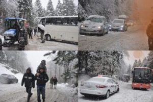 Uludağ'da yoğun kar yağışı trafiği durdurdu