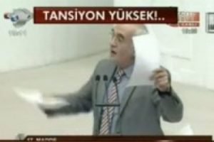 Meclis'te gaz ka&ccedil;ırma kavgası