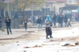 Tanınmamak i&ccedil;in etek giydi, eşarp taktı ama kurtulamadı