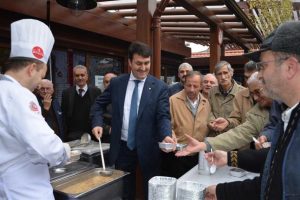 K&ouml;yl&uuml; pazarında aşure coşkusu