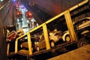 Otomobil y&uuml;kl&uuml; TIR k&ouml;pr&uuml;den u&ccedil;tu