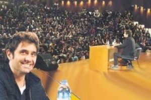 Zeki M&uuml;ren şarkısı s&ouml;yledi