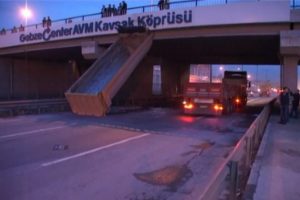 K&ouml;pr&uuml;de asılı kaldı