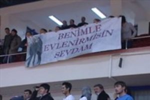 Hentbolcu kıza s&uuml;rpriz evlilik teklifi