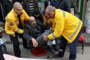 Karşıya ge&ccedil;mek isterken motosiklet &ccedil;arptı