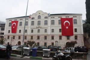 Faruk Sara&ccedil;, tarihi malzemeleri Tohum Mektebi'ne iade edecek