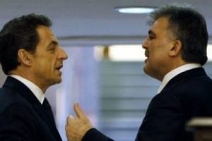 Sarkozy, G&uuml;l'&uuml;n telefonlarından ka&ccedil;ıyor
