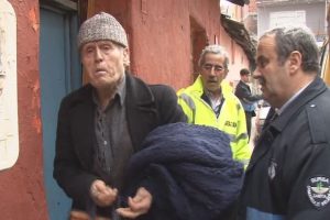 &Ccedil;ocukları bakmayınca &ccedil;&ouml;p evinde tavuklarla yaşamaya başladı