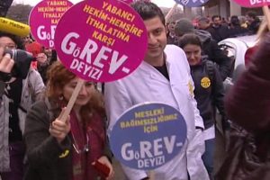 Sağlık &ccedil;alışanları sokaklara d&ouml;k&uuml;ld&uuml;