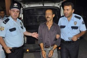 Karısını sokak ortasında vuran sanık serbest