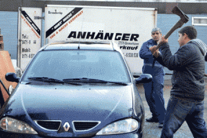 &Ccedil;ılgın T&uuml;rk, Fransa'ya boykot i&ccedil;in otomobilini baltayla par&ccedil;aladı