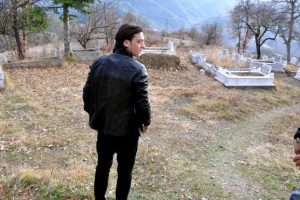 Mesut &Ouml;zil dedesinin mezarını ziyaret etti