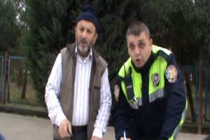 Trafik polisi s&uuml;r&uuml;c&uuml;y&uuml; ceza &ouml;demeye b&ouml;yle ikna etti