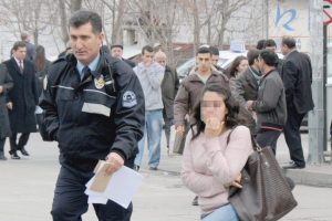 Mağazadan kazak ve pantolon &ccedil;alarken su&ccedil;&uuml;st&uuml; yakalandı