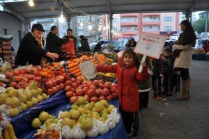 Minikler pazarcılara kese kağıdı dağıttı