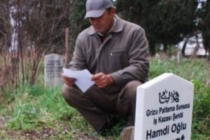 Mezar başında mahkeme kararını okudu