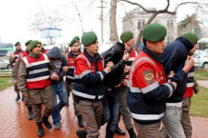 Baz istasyonu hırsızları jandarmadan ka&ccedil;amadı