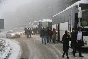 Uludağ yolu yoğun karla &ccedil;ileye d&ouml;n&uuml;şt&uuml;