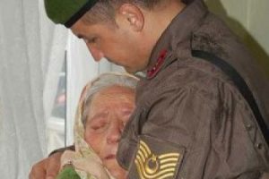 Şehidin engelli annesinden sessiz tepki