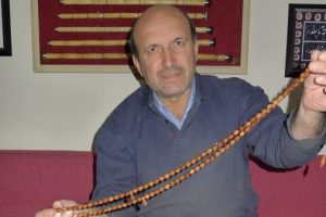 Tespih sanat&ccedil;ısı &ouml;ğretim &uuml;yesi