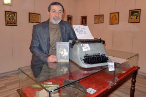 Şiirlerini yazdığı daktilosunu satıyor