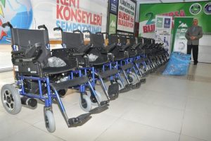 &Ccedil;&ouml;pe giden plastik kapaklar ak&uuml;l&uuml; arabaya d&ouml;n&uuml;şt&uuml;
