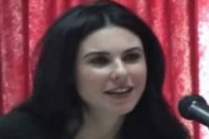 Defne Samyeli kameralar &ouml;n&uuml;nde şarkı s&ouml;yledi