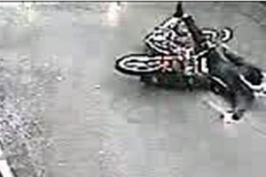 S&uuml;r&uuml;klenen motosiklet g&uuml;venlik kamerasında