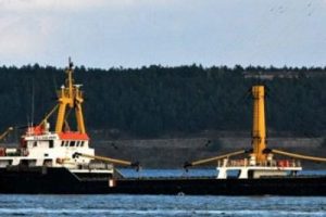 Kargo gemisi &Ccedil;eşme a&ccedil;ıklarında yan yattı
