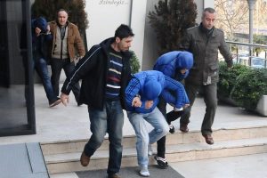 &Ccedil;aldıkları altınları bozduramadan yakalandılar