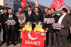 Milletvekili zammına kazan, kep&ccedil;e ve kaşıklı tepki