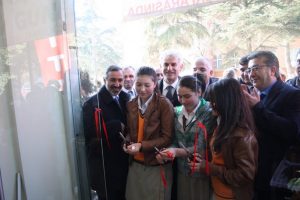 İlk&ouml;ğretim okulu &ouml;ğrencilerinden &ouml;rnek kermes