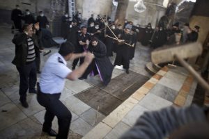 Kilise'de papazlar Noel temizliği sırasında b&ouml;yle kavga etti