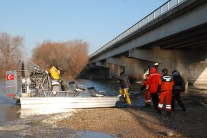 Uluabat g&ouml;l&uuml;nde kaybolan avcı bulunamadı