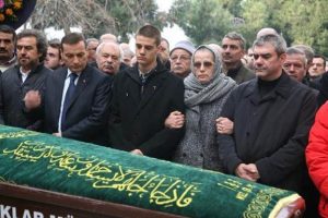 Yılmaz &Ouml;zdil'in babası toprağa verildi