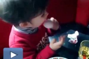 Ger&ccedil;ek yumurtayı s&uuml;rpriz yumurta sandı