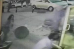 Kadınların kavgası g&uuml;venlik kameralarına takıldı