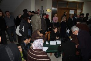 Ev i&ccedil;in kuyrukta beklediler, m&uuml;racaat etmediler