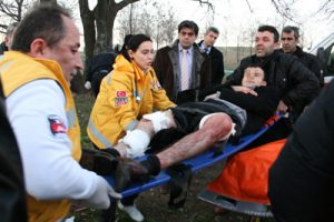 Parkın ortasında bacaklarından vuruldu