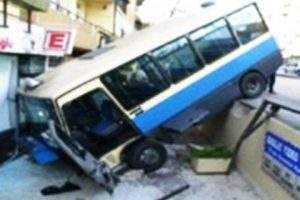 Hızlı şof&ouml;r ani fren yapınca 2 yolcu yaralandı