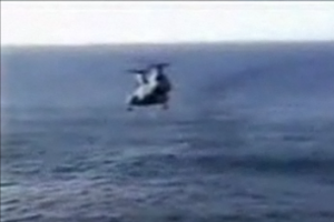 Helikopter u&ccedil;ak gemisine inerken b&ouml;yle denize d&uuml;şt&uuml;