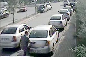 Hırsızlar aynı cadde &uuml;zerinde bulunan otomobilleri soyuyor