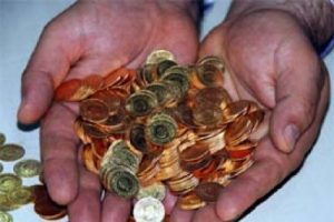 Mevlit okuma bahanesiyle altınları &ccedil;aldılar