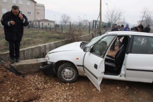 Kontrolden &ccedil;ıkan otomobil duvara &ccedil;arptı
