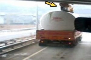K&ouml;pr&uuml;ye sıkışan tanker panik yaşattı