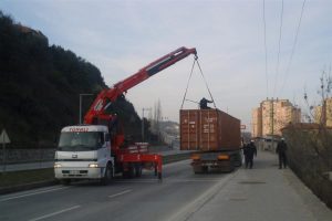 Tırdan kayan konteynır trafiği kapattı